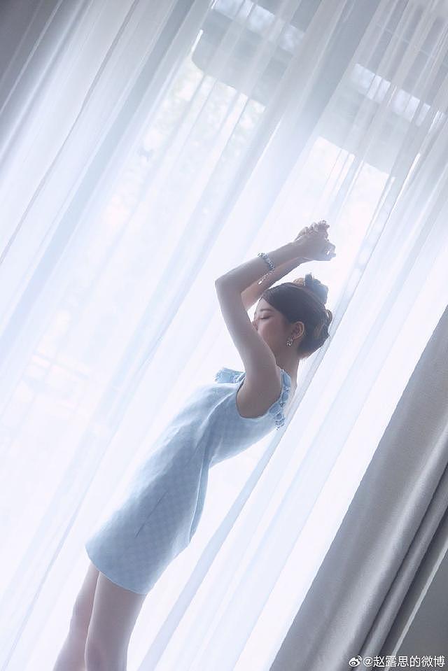 赵露思米兰时装周造型大片 穿蓝色吊带裙配花苞头美似公主 - 2