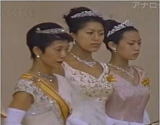同是姐妹俩，真子佳子的王冠向纪子看齐，而绚子典子的各有特色 - 14