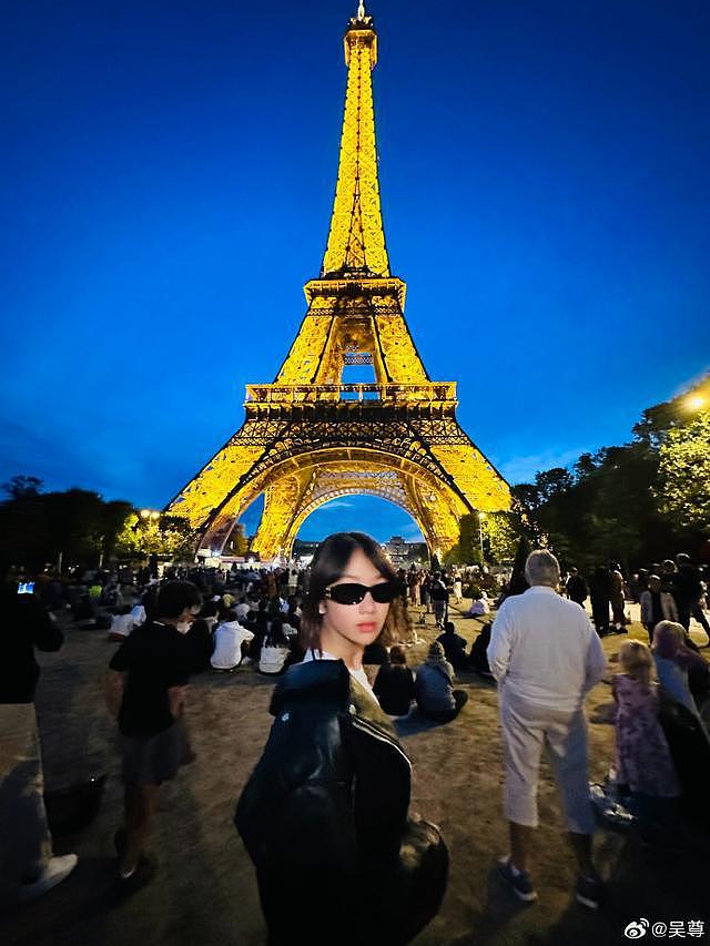 吴尊晒全家暑假巴黎游随拍 与林丽吟在埃菲尔铁塔下亲吻 - 2
