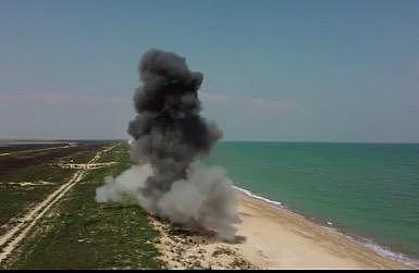 俄国防部公布赫尔松海岸排雷画面，多枚反坦克地雷被引爆 - 2