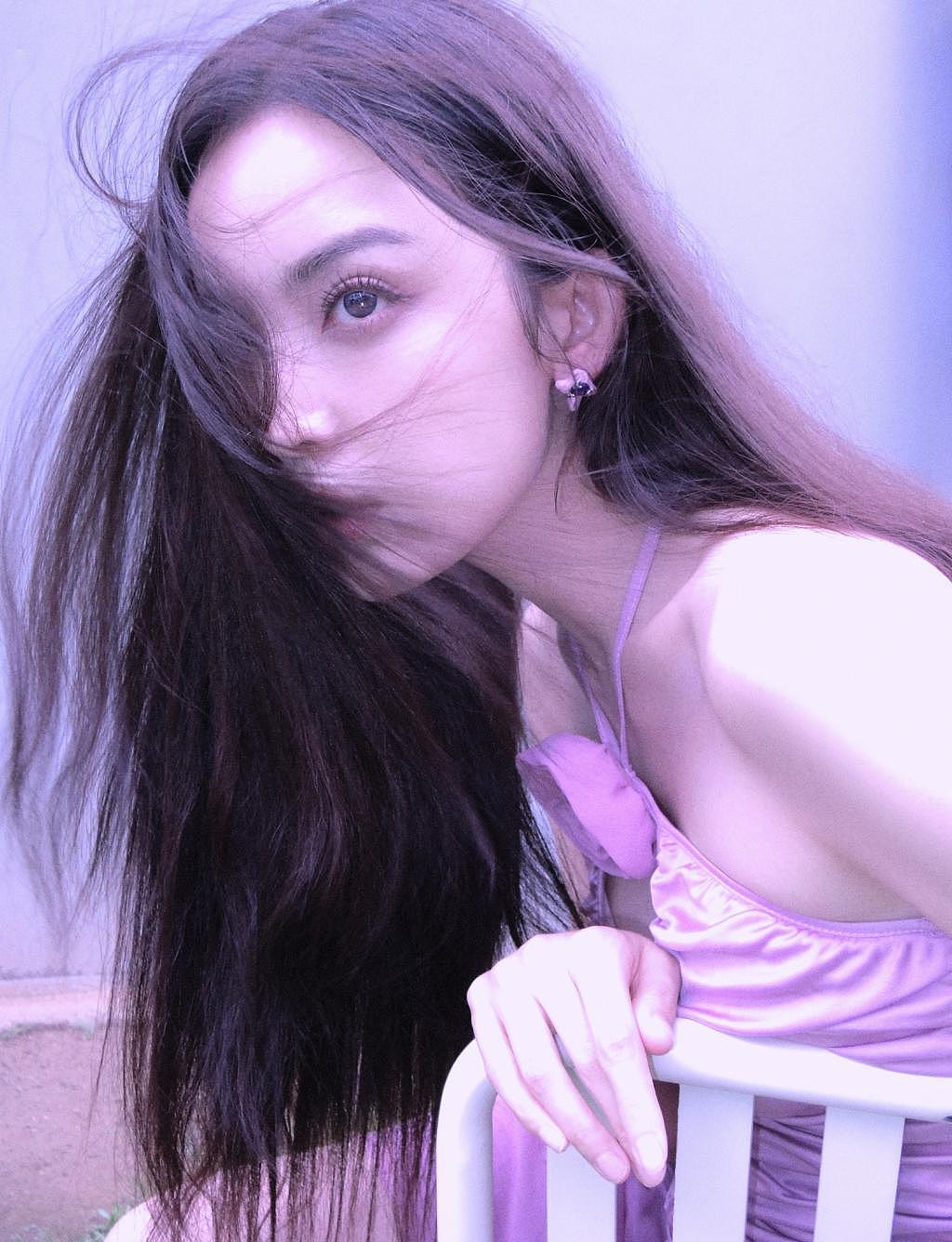 娜扎穿紫裙露美背 昏暗光影下氛围感满分 - 2