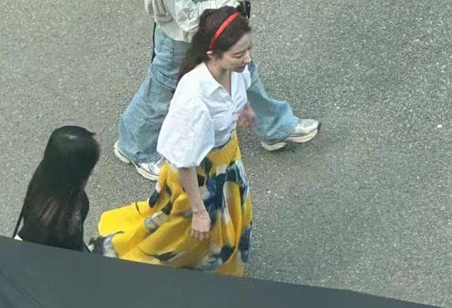 网友晒刘亦菲路透照 穿白衣黄裙好似童话公主 - 2