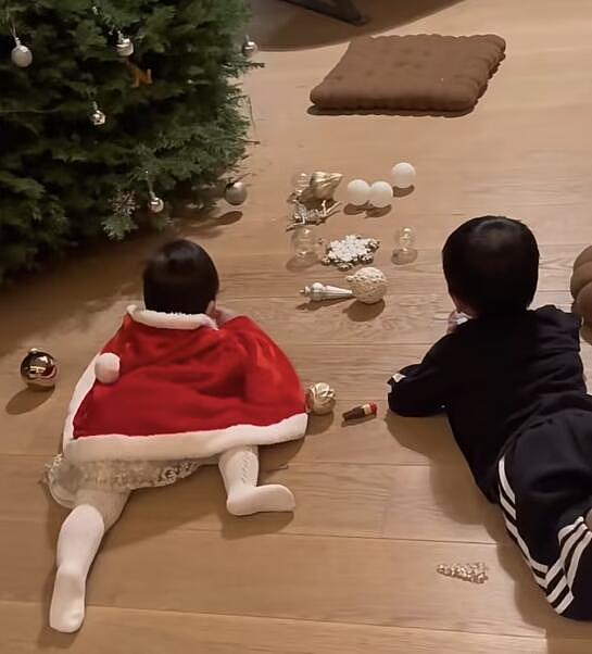 奚梦瑶带孩子装饰圣诞树 兄妹俩趴地上围观妈妈可爱十足 - 4