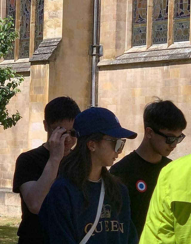 田亮带一双儿女去剑桥参观，16岁森碟打俩耳钉好酷，多次拒绝合影 - 3