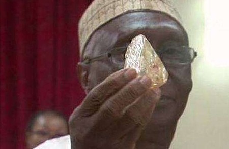 一牧师挖到709克拉的一颗钻石，价值4亿元，却直接捐给了国家 - 2