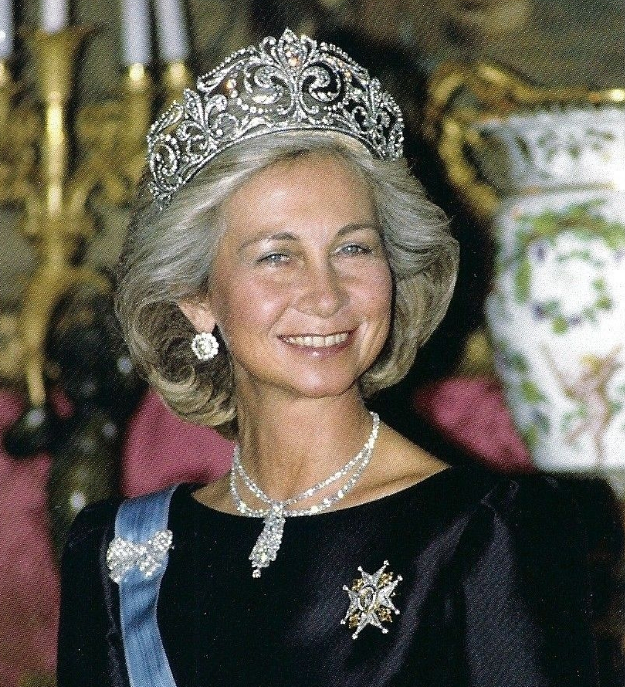 西班牙王室3顶王冠：莱蒂齐亚自信耀眼，却不及公主婆婆温婉高贵 - 11
