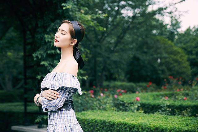 “气质女王”刘诗诗，一身荷叶边格纹连衣裙造型，优雅感十足 - 5