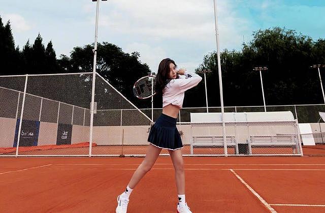 袁姗姗网球运动风写真释出 穿短衫露腹肌长腿身材好 - 7