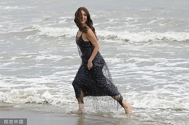 卡特琳娜 · 莫里诺海边拍写真 穿黑色吊带躺在沙滩上 - 2