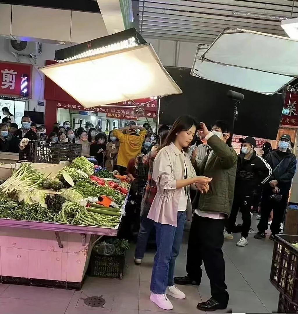 刘涛菜市场拍戏引一大群路人围观，生图皮肤光滑细腻超能打 - 2