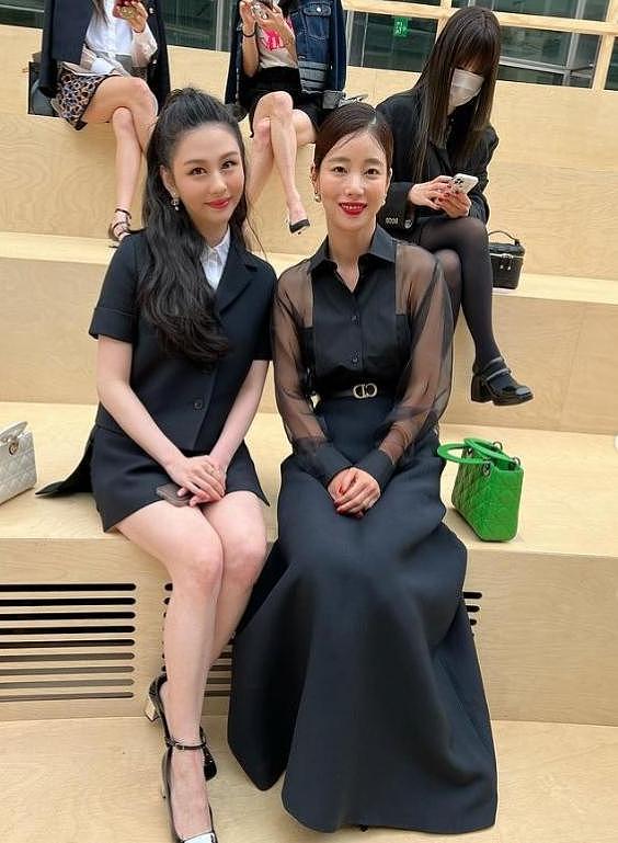 邱淑贞女儿赴韩参加活动，穿搭造型如同 70 后，狂跟韩星合影 - 6