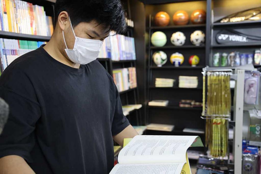 “书香气”回归！上海首家新华书店复业 - 2