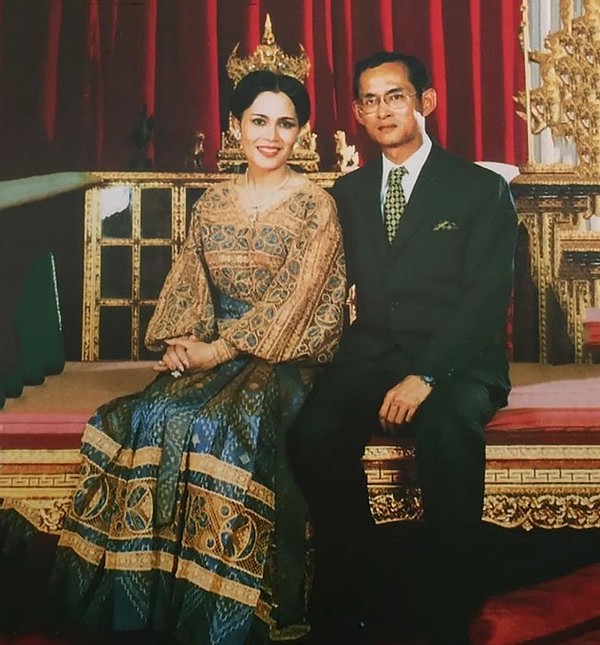 25年前英女王出访泰国，诗丽吉满身珠翠好耀眼，整容脸还是输了 - 10