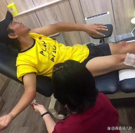 60 岁吴宗宪录节目不慎摔伤，手脚及嘴角擦伤出血他还在笑 - 3
