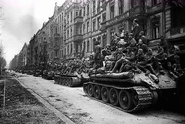 英美法打起算盘，苏军伤亡30万人换一城，为何最后是苏联攻进柏林 - 5
