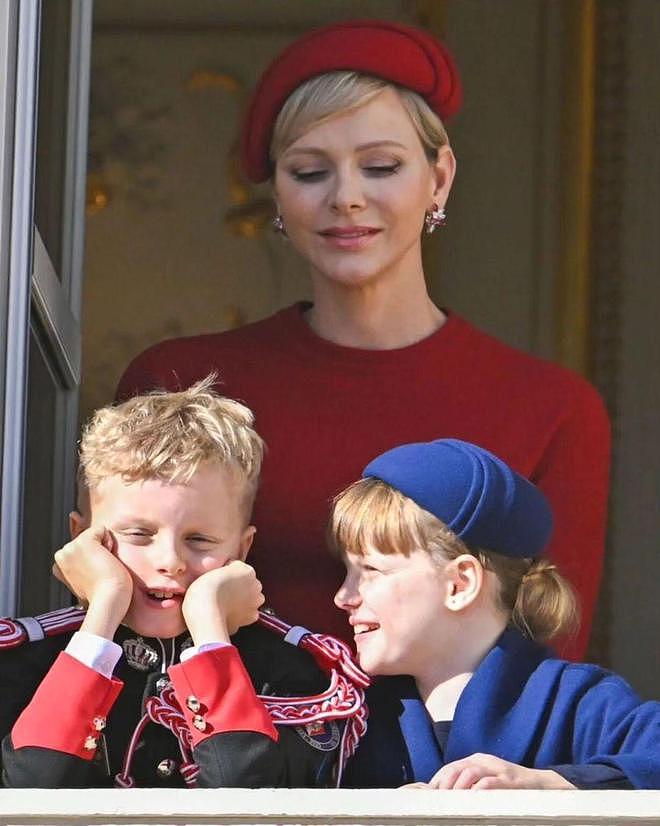 摩纳哥王室齐聚！夏琳被抢风头，8 岁公主穿红底鞋 - 6