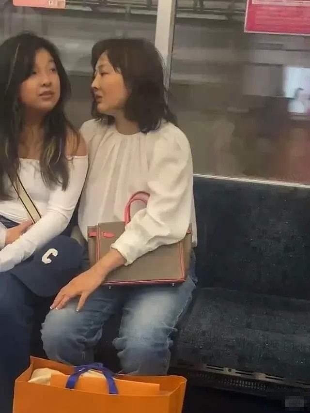 牛莉母女现身日本地铁，生图曝光，16岁刘依洋完美继承了牛莉基因 - 4