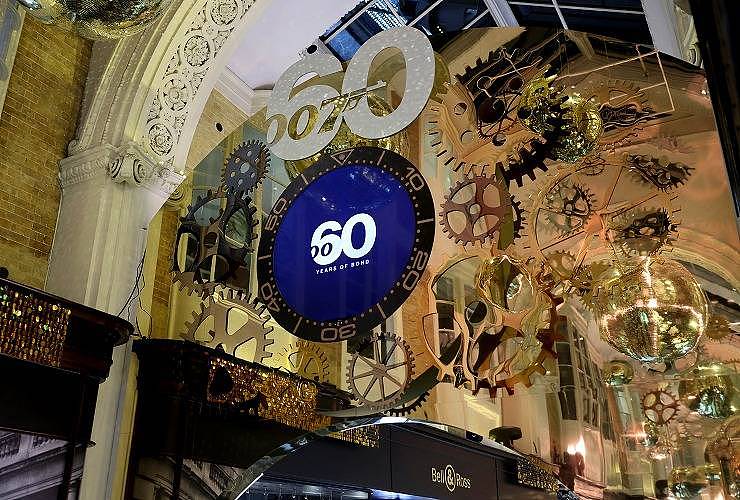 献礼007詹姆斯・邦德60周年，欧米茄为英国伦敦奢华百货伯灵顿拱廊打造圣诞时钟装置 - 2