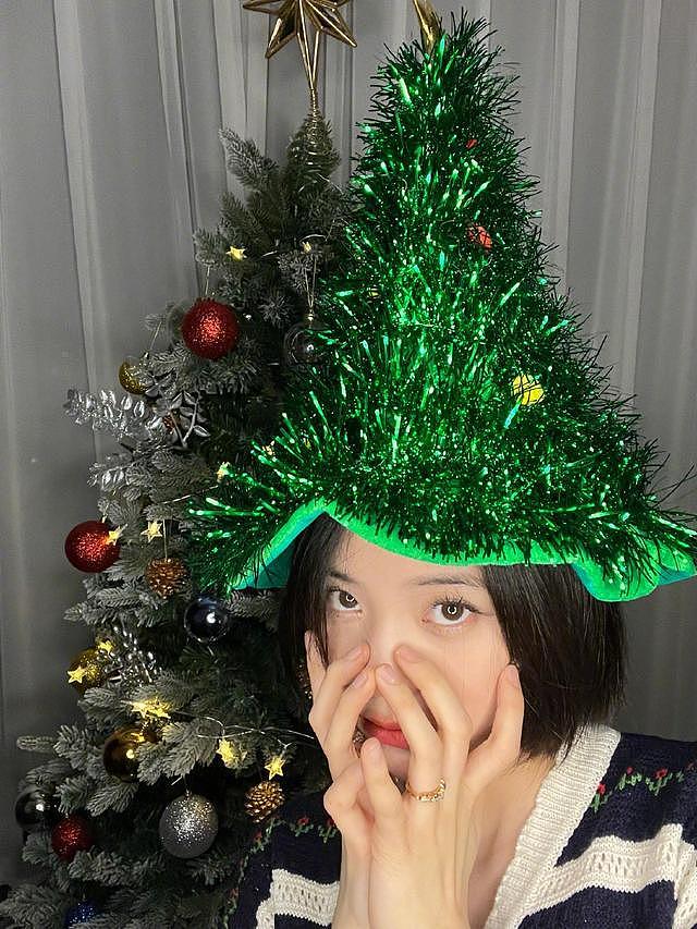 欧阳娜娜晒圣诞十八宫格连拍 戴红绿圣诞帽甜美可人 - 16