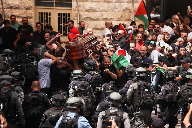 半岛电视台遇袭身亡记者葬礼出现暴力冲突事件：以色列警察推搡哀悼者 - 1
