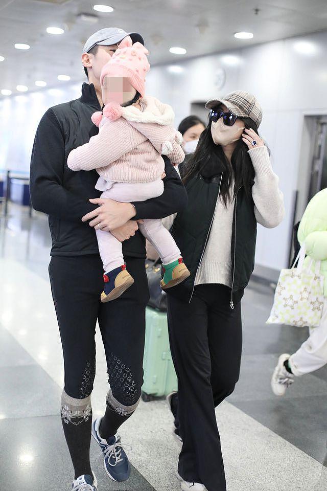 朱珠一家三口现身机场，王昀佳全程抱娃，和一岁女儿都未戴口罩 - 1