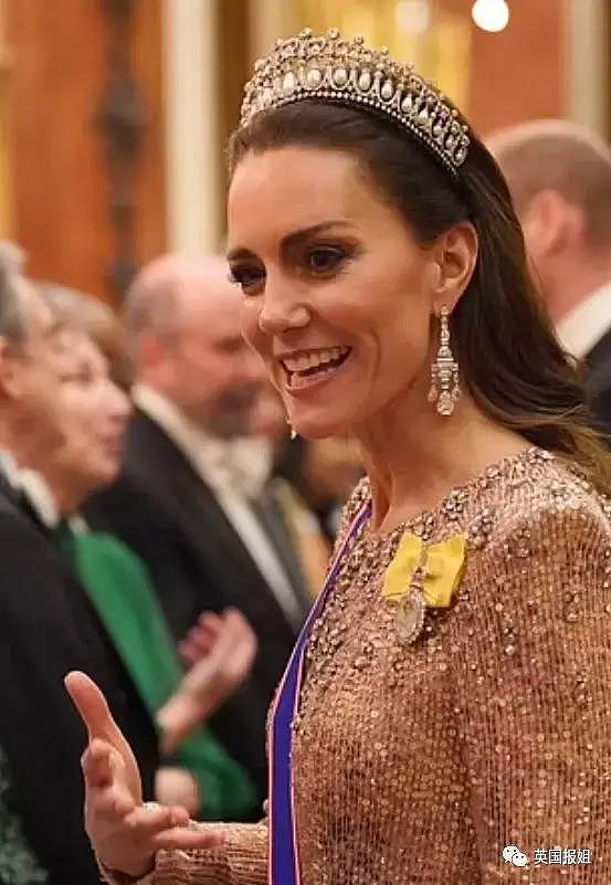 英王室迎圣诞，夏洛特公主坐 C 位！凯特穿“复仇裙”到场 - 28