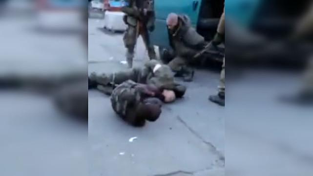 俄媒：网传视频显示乌军人员近距离射杀俄军被俘人员 - 2