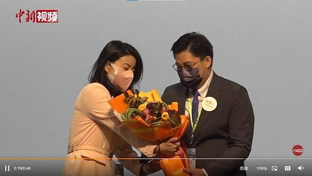 霍启刚成功当选香港立法会议员 郭晶晶上台献花为其庆祝 - 4