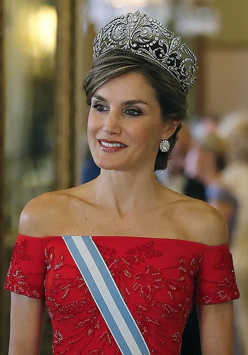西班牙莱蒂齐亚王后佩戴华丽皇冠，出席晚宴，手臂肌肉线条超美 - 8
