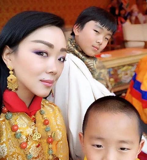诗丽吉一次戴俩王冠，儿媳只能戴假花，都不如不丹公主戴发箍惊艳 - 23