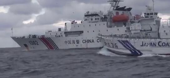 日媒炒作中日钓鱼岛海域针锋相对一幕：中国海警船用 LED 屏通告日船只离开中国领海 - 1