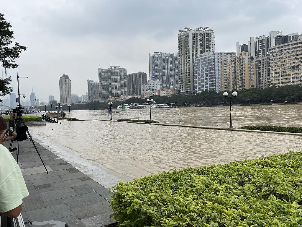 珠江出现近年来最高潮位，江边亲水平台已淹没 - 4