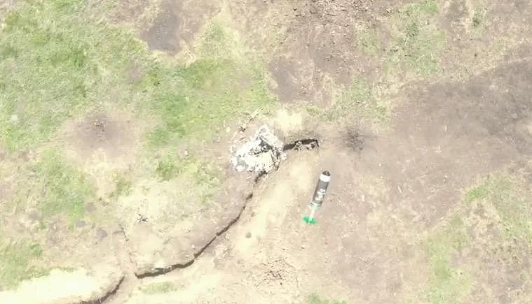 视频疯传！乌军无人机向俄军战壕扔炸弹，多名俄军倒下 - 1
