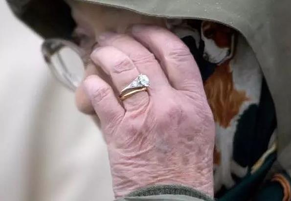 伊丽莎白那枚闪闪发光的订婚戒指意义重大，戒指不在贵而在意义！ - 1