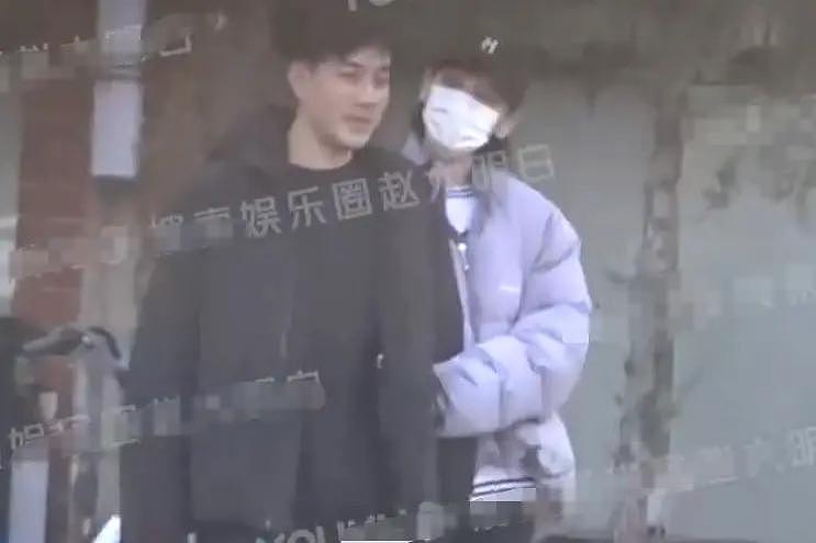 刘恺威李晓峰被曝一起做核酸 搭肩牵手热聊举止亲密 - 2