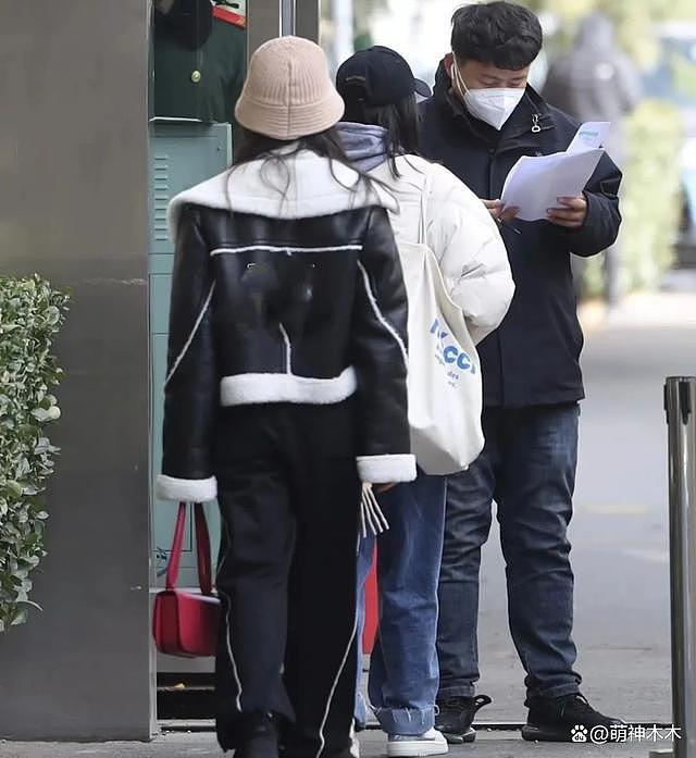 春晚最后一场彩排来啦！杨紫丸子头包裹严实，赵丽颖紫色大衣抢眼 - 20