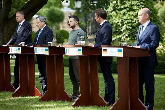 法德等四国领导人到访乌克兰，一张合影照广受“挑剔” - 2