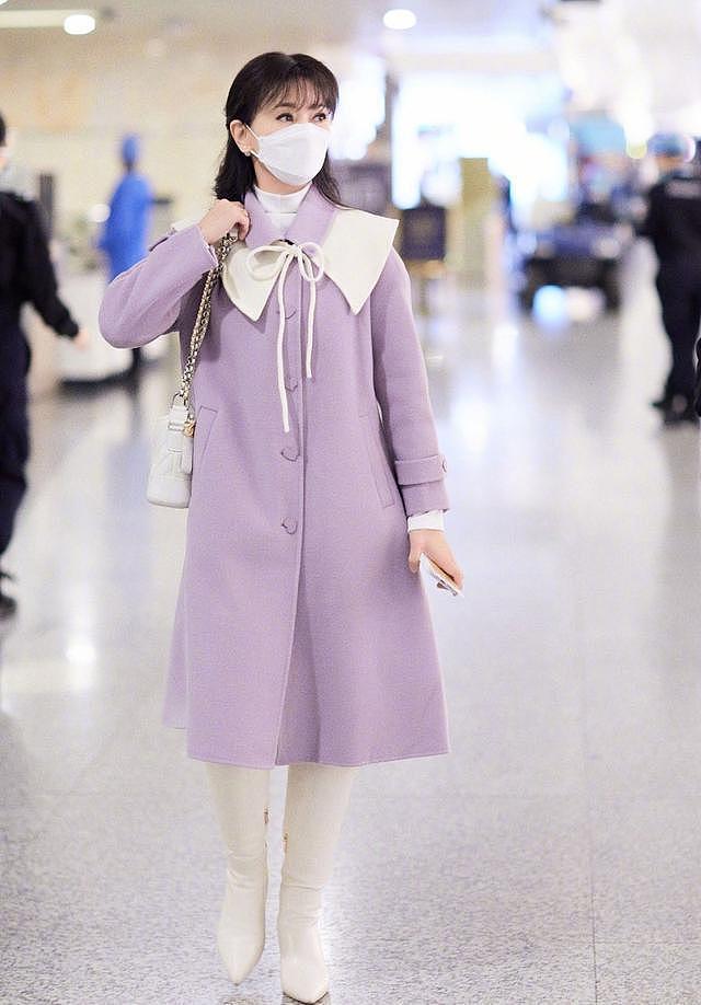 赵雅芝身穿浅紫色外套现身机场 脚踩白色长靴优雅知性 - 3