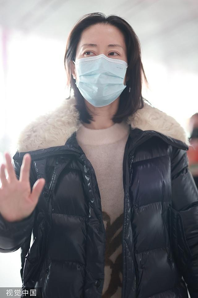 刘敏涛穿搭低调机场出行 与粉丝互动签名热情亲切 - 5