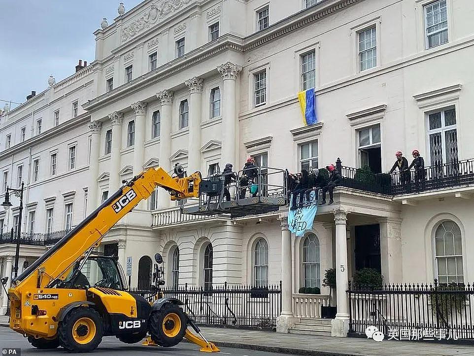 英国抗议者私闯占领寡头豪宅，宣布欢迎难民…伦敦市长：警察为啥要管？ 啊？ - 22