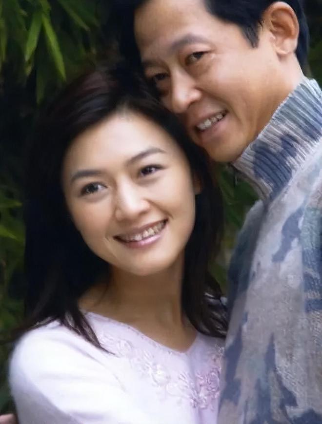 56岁“情场浪子”王志文近况,富婆娇妻年轻漂亮,与15岁儿子像爷孙 - 8