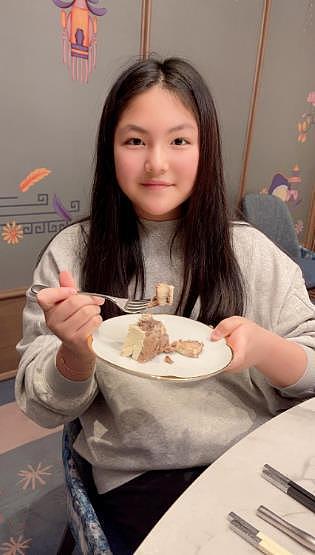 李湘为女儿做蛋糕，12 岁王诗龄长相身材像极了爸爸 - 1