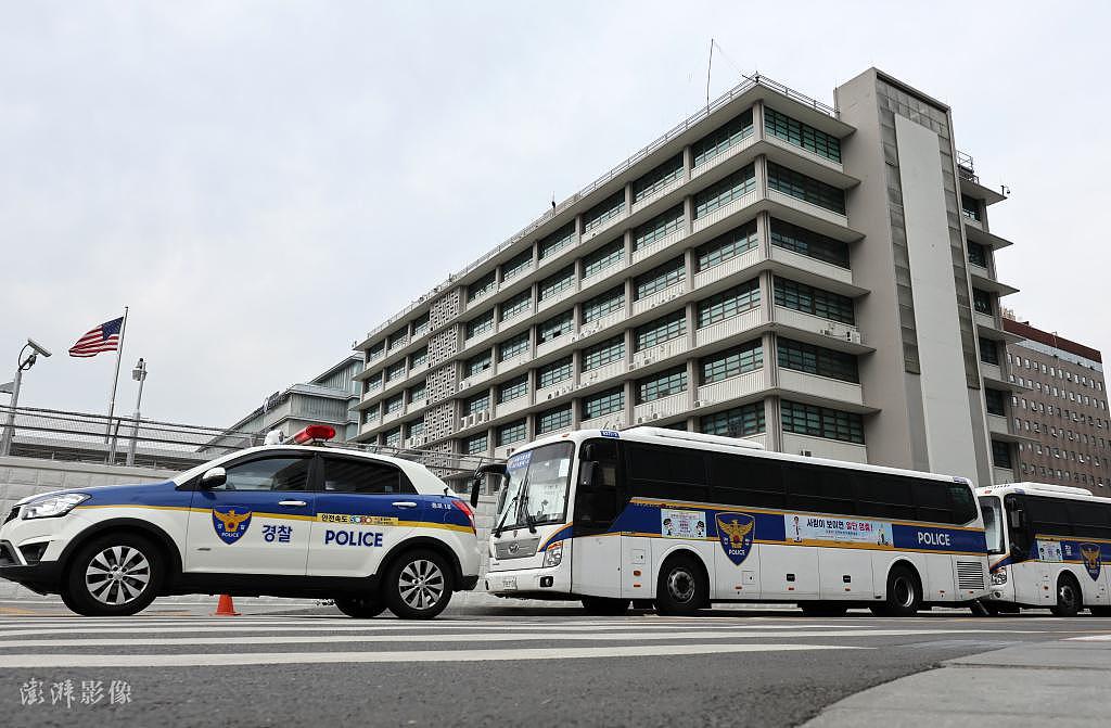 美国驻韩大使馆加强戒备，警车排成长龙 - 1