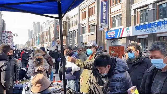90 岁知名相声演员在天津街头摆摊，获众人围观 - 6