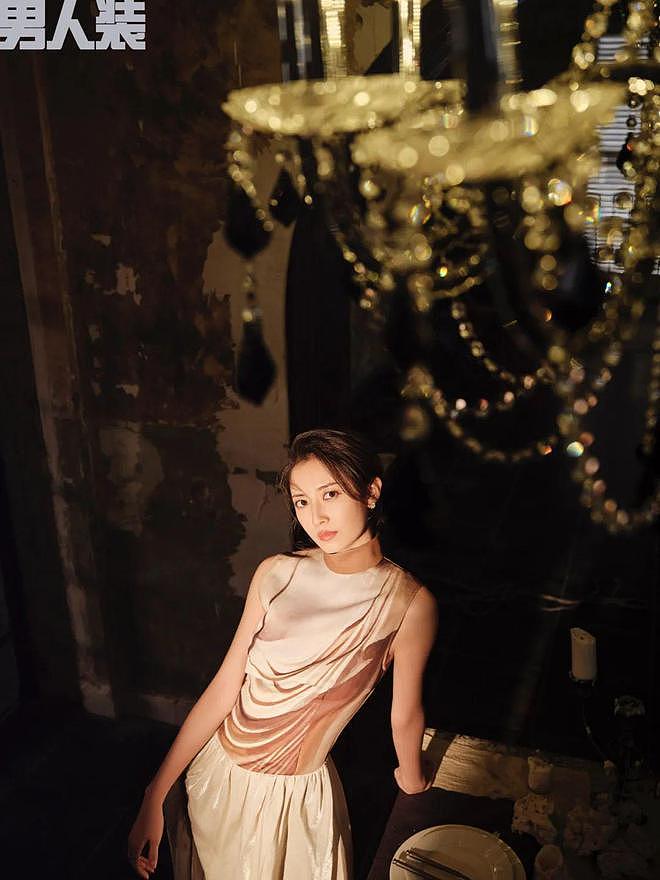 31 岁陈钰琪登《男人装》十二月封面，吊带抹胸身材曼妙，性感撩人 - 17