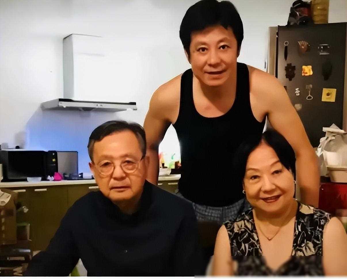 57岁戏骨全家定居美国，拿着在中国赚的钱住豪宅，还大赞国外风 - 6