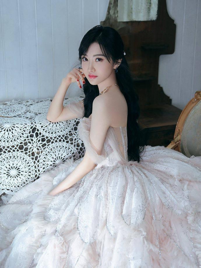 甜美公主范 景甜穿白色蓬蓬裙清新怡人 - 4