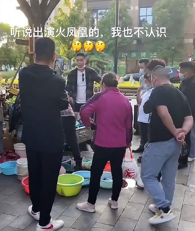 男星在街边帮妈妈卖鱼，两人开破旧三轮车，蹲地上吃饼不嫌脏 - 3