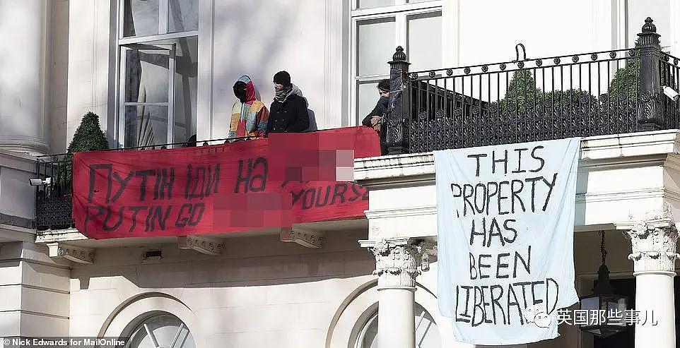 英国抗议者私闯占领寡头豪宅，宣布欢迎难民…伦敦市长：警察为啥要管？ 啊？ - 5
