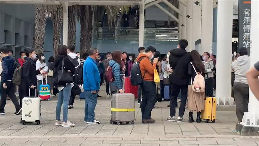 台媒：水泥厂施工意外致高铁停电，旅客清明返乡受阻“挤爆”高铁站 - 5